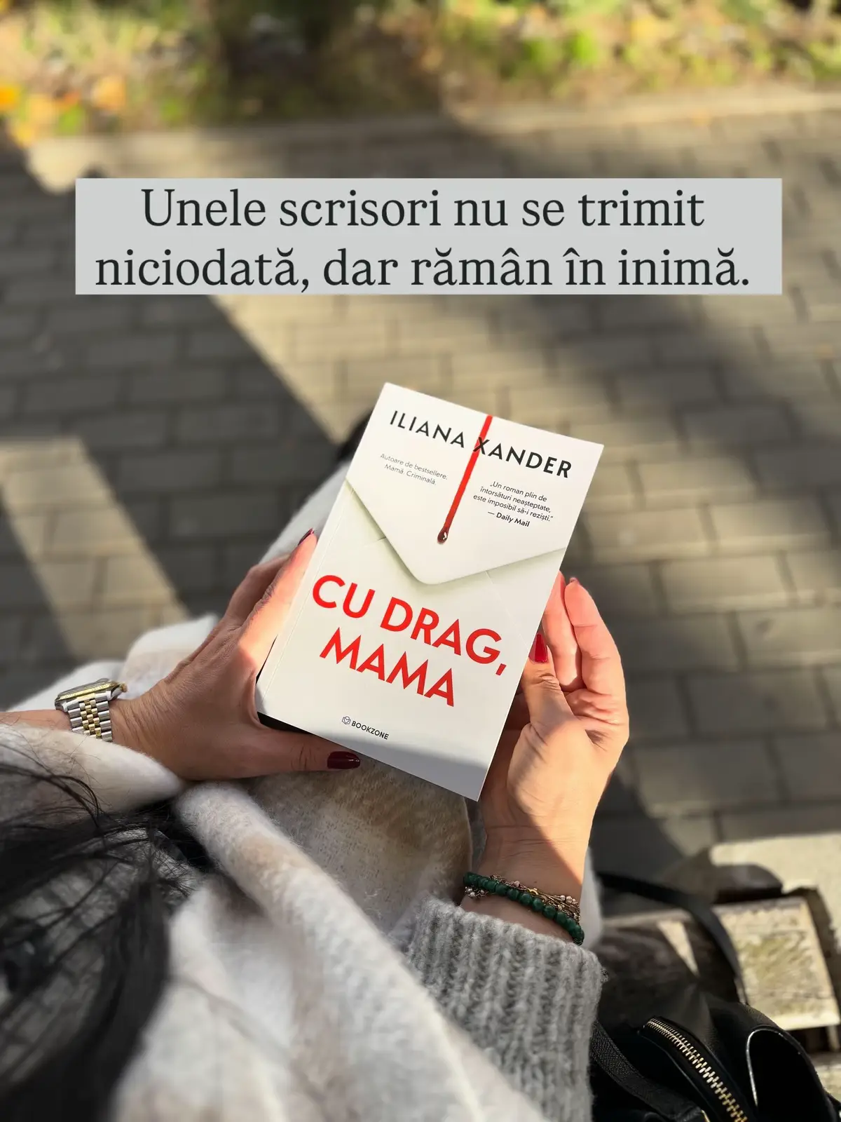„Cu drag, mama” e o poveste despre vindecare, regăsire și iubirea care supraviețuiește chiar și despărțirilor. E genul de carte care te face să te gândești la propriii părinți, la ce ai spus și la ce ai fi vrut să spui. E tandră, sinceră și dureroasă uneori — dar exact de aceea rămâne cu tine. 💌 O recomand tuturor celor care simt nevoia să-și asculte inima mai atent. 📖 #CuDragMama – o scrisoare către tine însăți. #deweekendro #recenziecarte  @Bookzone 