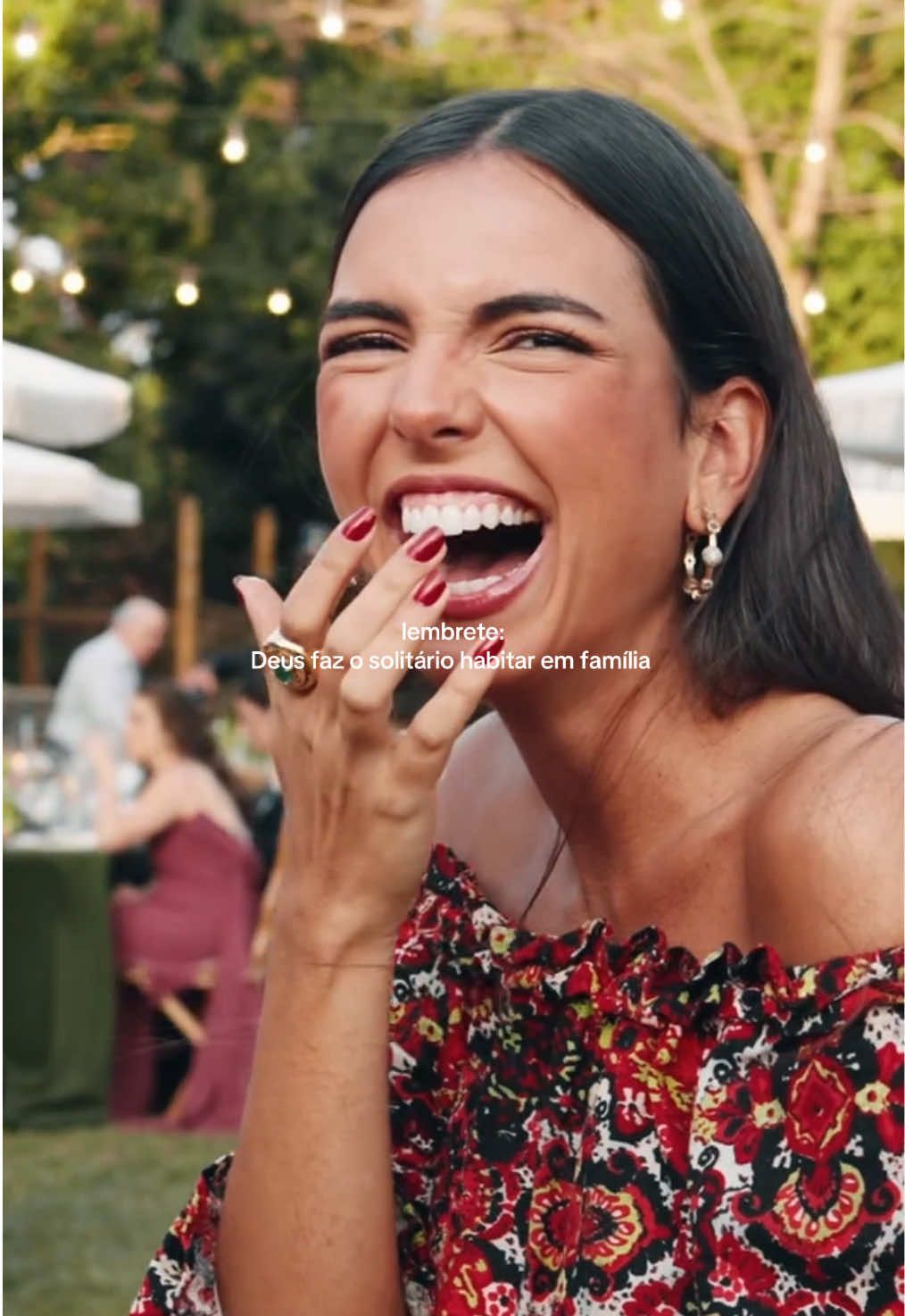 o casamento é só sobre a união de duas pessoas que se amam mas também sobre poder olhar em volta e perceber o quanto Deus é especialista em transformar o solitário em parte de uma grande família 🤍😭#Deus #familia #casamentocristao #casamento 