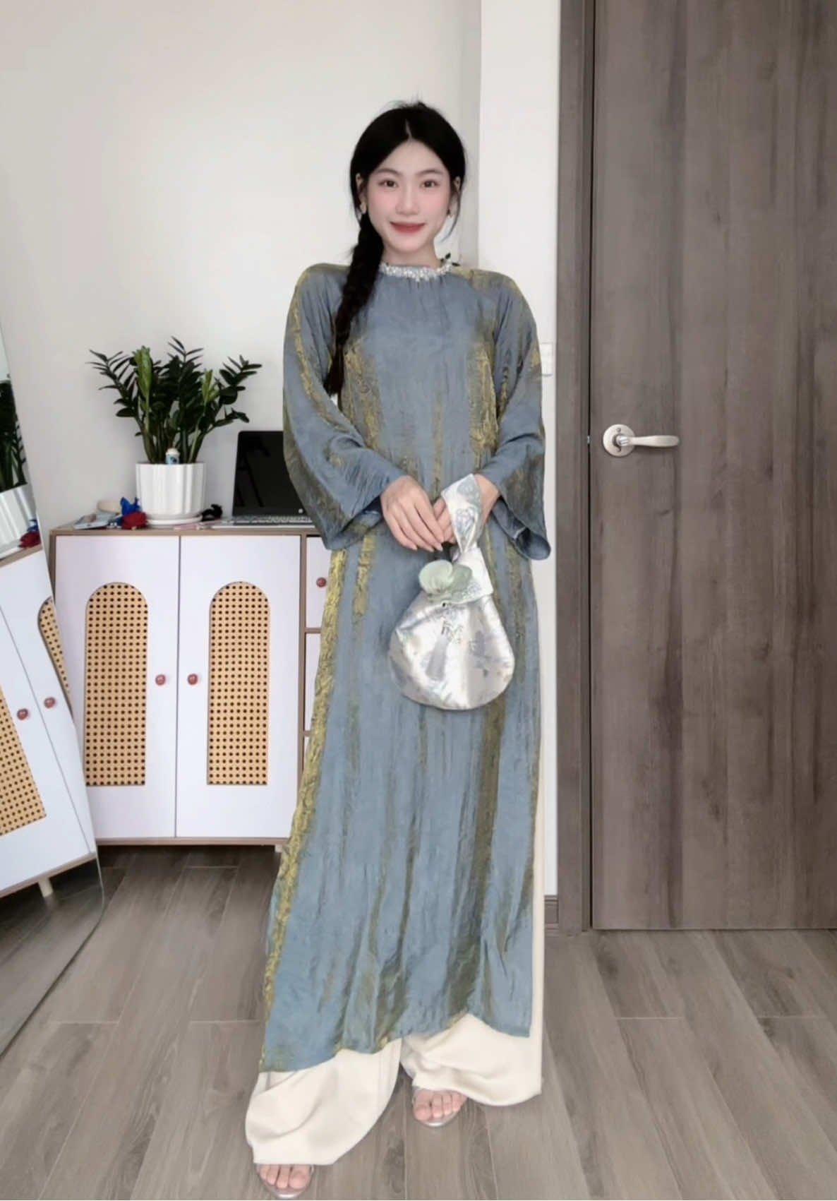 Xin thông báo chỉ còn 15 thứ ba nữa là đến tết ạ, còn chị em nào chưa có áo dài nữa thì KHẨN TRƯƠNG sắm đi nhaaaa #aodaimyan #aodaitet #tetoiteta #aodaivietnam #xuhuong 