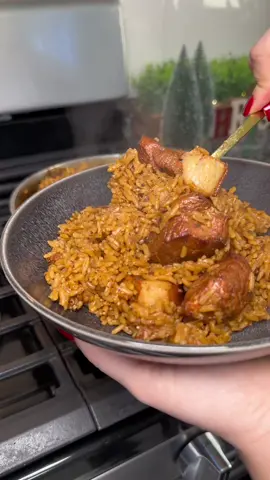 Hoy tocó locrio de cerdo 😋🔥 De esos que perfuman la casa entera y hacen que todo el mundo pregunte “¿y qué se está cocinando ahí?” Ingredientes: 	•	1 1/2 lb de pierna de cerdo 	•	1 cucharada de mi sazón para carnes al horno (está en mi perfil) 	•	Sopita con sabor a chuleta 	•	Cilantro 	•	Sal 	•	1/2 taza de mi sazón licuado 	•	2 lb de arroz Un plato sencillo, de los que resuelven… pero con sabor a feriado 🤤✨#feriado #locriodecerdo #rico 