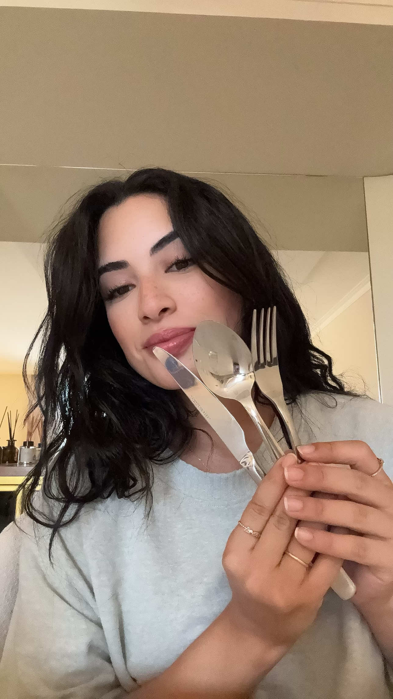 Spoon 🥄 + Fork 🍴 + Knife 🔪 = Cutlery ✨ Now you know what to call them together! 😍 #EnglishWithJee #easytalk #تعلم_انجليزي #EnglishHack #LearnEveryday