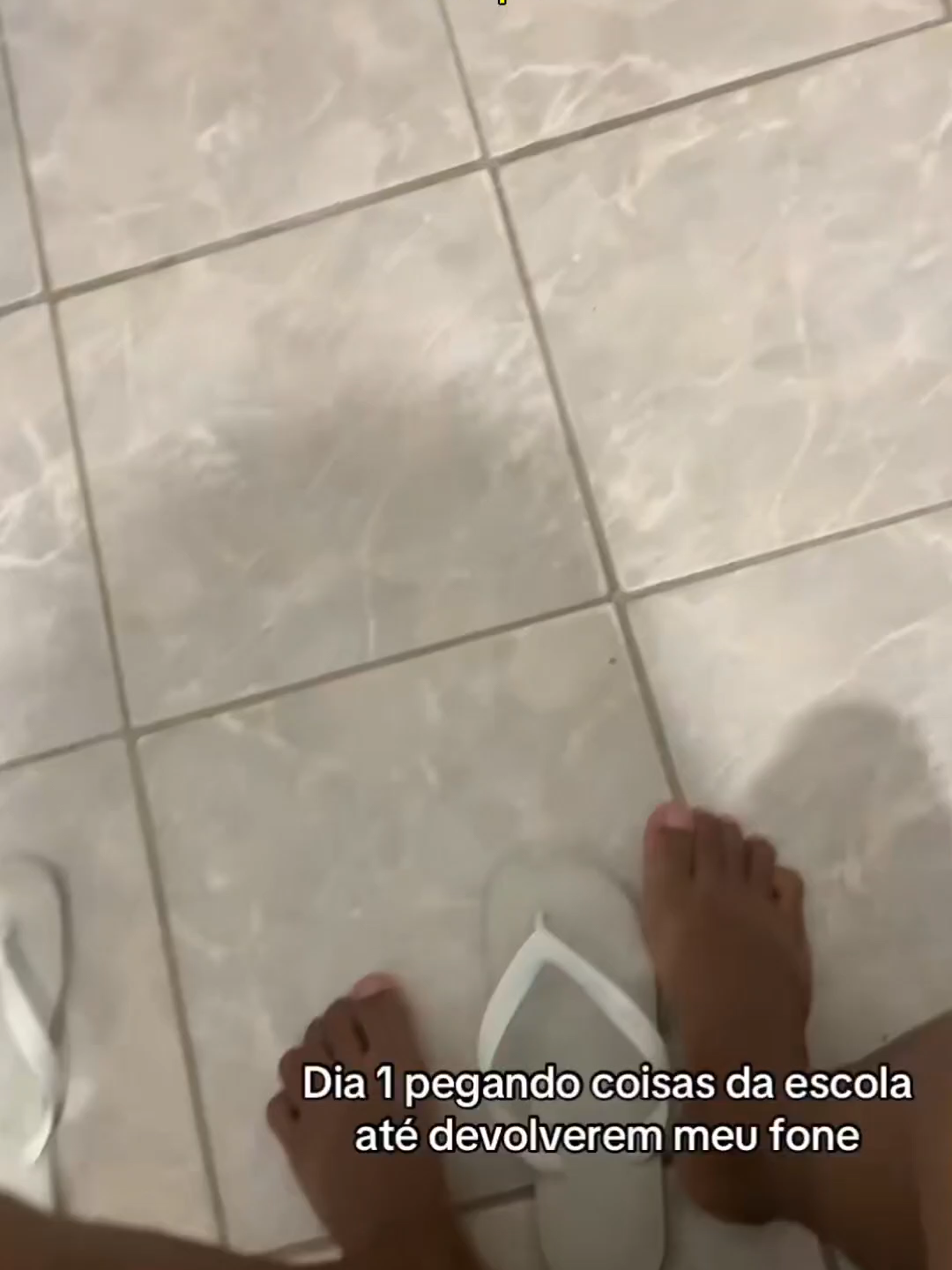 pegando coisas de escola até devolverem meu fone @mecckzadas