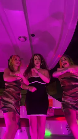 Eat it up 👯‍♀️😜@iamnikkisky  DC: @dezirealopez  #draft #fyp