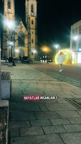 Ciddiye almamak gerek... Ne bu yalan dünyayı, Ne de bu yalan dünyanın, Yalan insanlarını!#deutschland🇩🇪 #🥀🖤 #🥀 #keşfetteyizzz #❤️ 