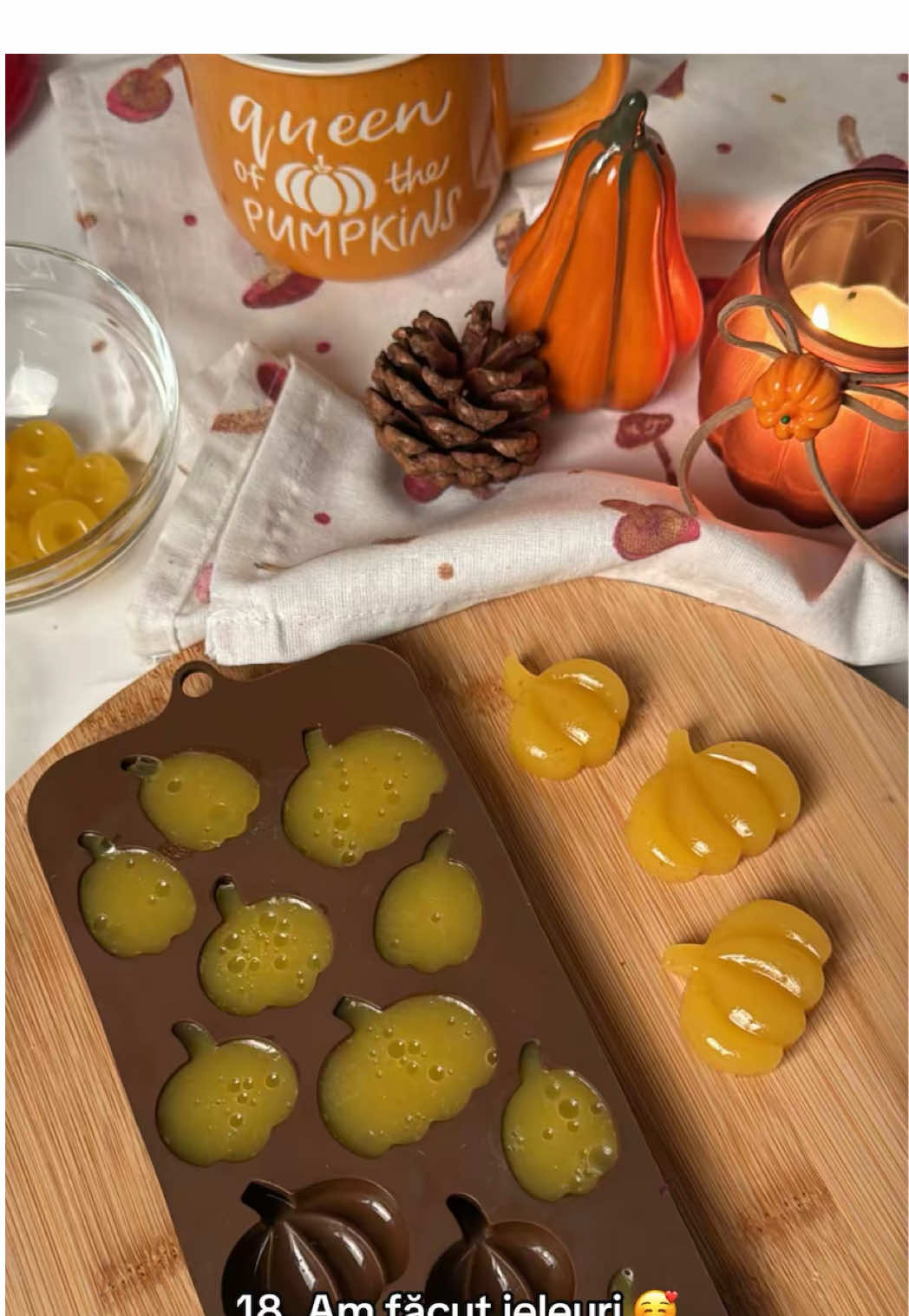 Dacă știam că este atât de simplu să faci jeleuri acasă, nu aș mai fi cumpărat niciodată. Gustul este natural, culoarea superbă, iar textura perfectă, fermă și elastică, fără zahăr sau coloranți artificiali. 📋Ingrediente: * 180 g mango bine copt, pasat fin * zeama de la 1 portocală  * 30 g curmale fără sâmburi (aproximativ 2 curmale medii) * 150 ml apă rece * 3,5–4 g agar-agar pudră (aproximativ 1 linguriță plină și un vârf) 🥣Mod de preparare: 1. Pregătește piureul: Pune mango, sucul de portocală și curmalele în blender. Mixează până obții un piure foarte fin. Dacă vrei o textură perfect netedă, poți strecura piureul printr-o sită fină. 2. Activează agar-agarul: Într-o crăticioară, amestecă apa rece cu agar-agarul. Pune pe foc mediu și adu la punctul de fierbere. După ce începe să clocotească ușor, redu focul și lasă să fiarbă 5 minute, amestecând continuu – pas esențial pentru activarea completă a agarului. 3. Combină aromele: Adaugă piureul de mango și portocală peste amestecul cu agar-agar. Amestecă bine timp de 1 minut pe foc mic, doar cât să se omogenizeze. 4. Toarnă compoziția: Ia de pe foc și las-o 2–3 minute să se răcorească ușor (să nu fie fierbinte, dar încă fluidă). Cu ajutorul unei pipete, toarnă compoziția în forme. 5. Răcire: Pune formele la frigider pentru cel puțin 2 ore, ideal peste noapte, acoperite cu folie alimentară sau capac. 6. Desfă formele: A doua zi, desprinde ușor jeleurile, împingând de dedesubt sau trăgând fin marginile formei. 7. Păstrare: Se păstrează 4–5 zile la frigider, într-un recipient închis ermetic. Partea cea mai faină e că poți face din orice fruct vrei 🥰  Salvează rețeta pentru mai târziu și nu uita să mă urmărești pentru mai multe idei ❤️ #jeleuridefructe #jeleurisanatoase #ideiretete #fyp 