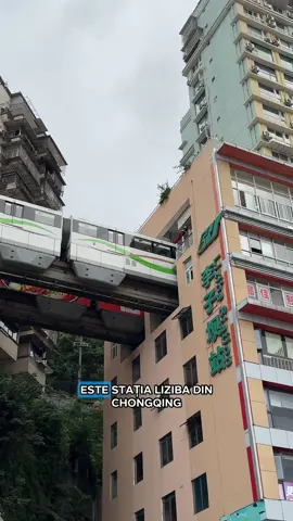 🚆 Da, trenul chiar trece printr-un bloc! Stația Liziba din Chongqing e unul dintre cele mai spectaculoase locuri din China. Aici metroul trece prin etajul 6 al unei clădiri de apartamente, fără să deranjeze locatarii. Este un exemplu unic de inginerie urbană și una dintre cele mai fotografiate stații din China 🇨🇳 #catasirares #china #chongqing #calatorii #travel 
