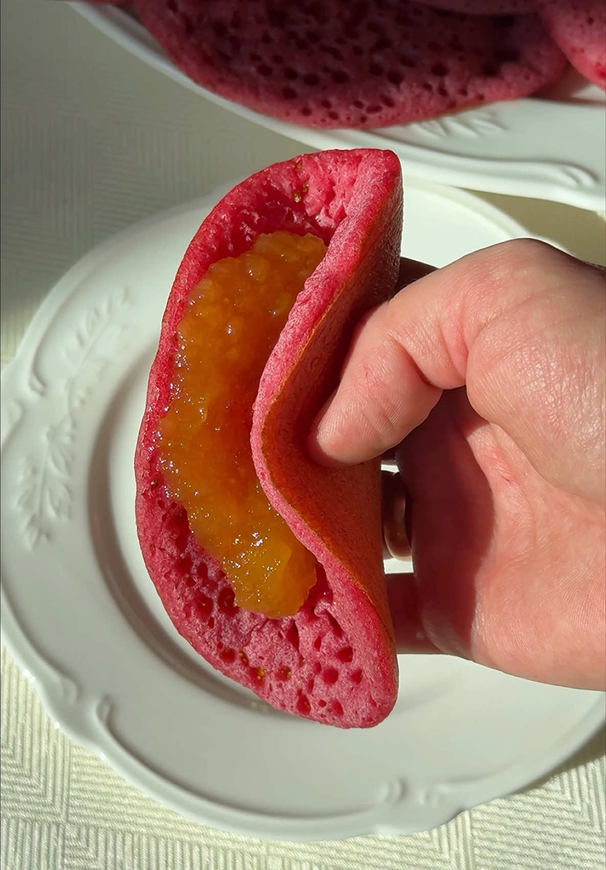 -250 грам манної крупи  -3,5 ст л цукру (без гірки) -дрібка солі  -6 грам сухих дріжджів  -10 грам розпушувача  -30 грам борошна  -450 мл теплої води (на відео я випадково сказала гарячої, але має бути тепла, бо так можуть не спрацювати дріжджі) -2 ст л бурякового соку  1.Спочатку зʼєднати вінчиком всі сухі інгредієнти, поступово помішуючи, вводимо теплу воду, тоді буряковий сік.  2.Накрити рушничком та відставити в тепле місце на 20 хвилин. 4.Вливати на дуже добре розігріту сковорідку, розтерши маленьку каплю олії (олію додаємо на кожен 3й млинець). 3.Смажити на помірному вогні без кришки, з однієї сторони. Не забудьте поділитись з друзями! @СМаЧНЕНЬКІ рецепти  @СМаЧНЕНЬКІ рецепти 