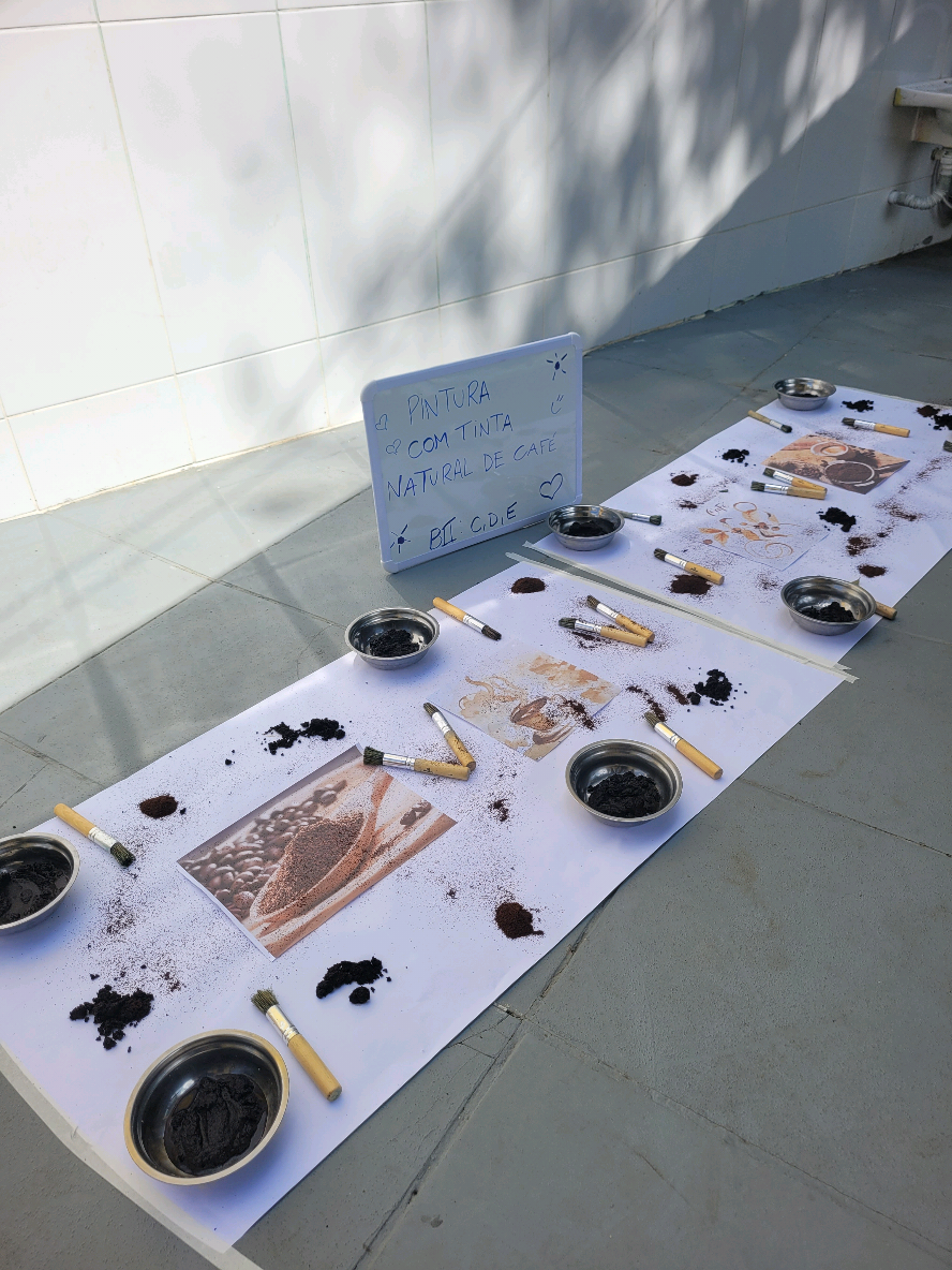 Proposta realizada no dia 10/11/2025. Pintura com tinta natural , café ☕ Berçário 02 CDE Hoje os nossos bebês participaram de uma experiência sensorial com tinta natural de café, desenhando livremente usando os pincéis e as mãozinhas, sentindo a textura, o aroma e os movimentos. Criando e observando, as tonalidades e formas. Proporcionamos momentos de encantamento, múltiplos estímulos, descobertas e muita diversão. Favorecendo a criatividade de forma lúdica e significativa.  “Bebês e crianças precisam de espaço e materiais diversificados para experimentar, explorar e expressar aquilo que vão aprendendo nas vivências dentro e fora da UE. Quanto mais diversificados, ricos em possibilidades de tateio, bonitos, organizados e acessíveis forem o espaço e os materiais presentes na UE, tanto na área interna quanto na área externa, mais possibilidades de experimentação e de expressão os bebês e as crianças terão em sua experiência”.   (Currículo da Cidade de São Paulo, pág.109) 🌈 Por aqui, cada proposta é um convite leve, jamais uma imposição. Oferecemos caminhos, texturas e experiências... mas são os pequenos que decidem trilhar, tocar e sentir no seu tempo. Porque respeitar suas escolhas é o que transforma a infância em território de descobertas genuínas. #EducaçãoInfantil #Brincadeira #DesenvolvimentoInfantil #CulturaLúdica #AprenderBrincando 