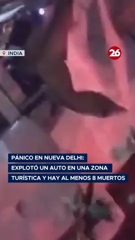 🚨 PÁNICO EN NUEVA DELHI: UN AUTO EXPLOTÓ Y DEJÓ AL MENOS 8 MUERTOS ➡️ Un auto explotó este lunes en una zona turística de la capital india, a metros del histórico Palacio Imperial Fuerte Rojo, y desató escenas de pánico. La detonación provocó un incendio que alcanzó a varios vehículos y dejó al menos ocho muertos y más de una decena de heridos, según confirmaron fuentes policiales. ➡️ Las autoridades declararon alerta máxima en Nueva Delhi y Mumbai, mientras equipos de bomberos y emergencia trabajan en el lugar. Se investigan las causas del estallido y no se descarta un atentado. El Fuerte Rojo, Patrimonio de la Humanidad y uno de los sitios más visitados de la India, fue rápidamente evacuado. Crédito de los videos: @eSPAINews_ #India #NuevaDelhi #Canal26