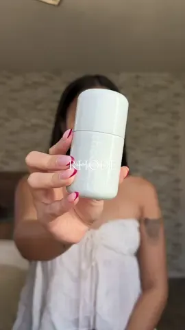 happy monday 🤍 @rhode skin  #rhodeskin #rhode #rhodeglazingmilk #skincare #skincareroutine 