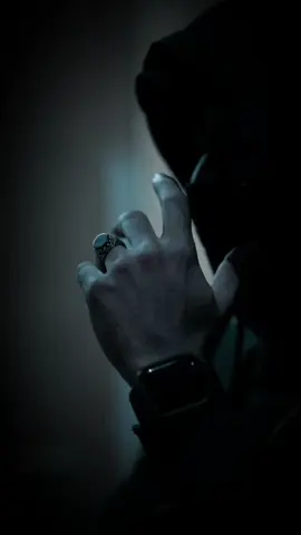 نحن أبناء الأيام التي اختبرت صبرنا حتى آخر قطرة ننهض .. ننهض لا لأن الطريق رحيم . بل لأن أرواحنا خلقت لتواصل . ولأن في القلب جذوة خفية . لا تنطفئ مهما طال عليها الغبار . نحن أبناء التعب العتيق . ننفُض التراب عن أكتافنا.. ونجمع شتات أرواحنا…. يا رفاق التعب . يا الذين اكتسبت ملامحهم حكمة الصبر . وأعينهم عمق مَن رأى الحياة من الداخل . أعلموا أننا لسنا مجرّد عابرين في هذا العالم . نحن  الذين علّمنا الحزن كيف يمشي بأدبٍ في قلوبنا دون أن يكسّرها . نحن الذين حملنا الليل فوق صدور متعبة . ومع ذلك .. حين لمحنا خيط نور صغير أبتسمنا ... أبتسمنا لا لأن الطريق انتهى . بل لأننا عرفنا أن الله لا يترك ضوءاً يقترب إلا ليأخذ بيدنا إليه.. كأن في داخلنا نافذة لا تغلق . نافذة  تطل على ما وراء الألم ..على مساحةٍ صامتة لا يعرفها إلا من سكنته العتمة طويلاً . ثم قرر ألّا يُسلم نفسه لها... أيها الذي تعلّم من الضوء سر البقاء… أنت لست بسيطاً كما يظنون.. أنت قصةٌ طويلة صاغتها المعارك الداخلية .. وجراح القلب التي لم يركب إليها أحدٌ سواك.. أنت الذي مرّ على الحافة. ولم يسقط.. أنت الذي ضمّد نفسه بنفسه ثم قام . 𝐊𝐚𝐭𝐢𝐛 𝐚𝐬𝐤𝐚𝐫𝐢𝐮 𝐐𝐀𝐈𝐒𝐀𝐑. 𝐥.𝐂.𝐓.𝐒✍️ #قصيدتي #كلماتي#أسطورة عسكري#