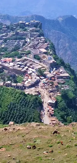 في سوق شمر بمحافظة حجة في اليمن .  يكاد الجو يكون أشبه بالسحر الجميل والأجواء الخلابة والمنظر البهيج. #الطبيعة #اليمن #صنعاء #حجة #nature