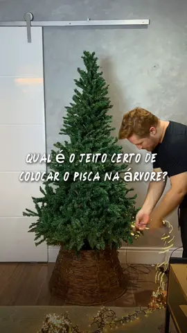 COMO COLOCAR O PISCA-PISCA NA ÁRVORE DE NATAL DA FORMA CORRETA? Você já cansou de ver a árvore com luzes faltando ou mal distribuídas?  Aqui vai o truque que aprendi: manter o pisca ligado desde o começo, trabalhar de baixo pra cima em zigue-zague e usar a quantidade certa pra uma iluminação contínua.  O fio da cor da árvore também faz muita diferença, assim só os pontos de luz aparecem entre os galhos. Transforme sua árvore, ilumine com equilíbrio e torne o momento ainda mais especial. . . . #christmasdecor #árvoredenatal #piscapisca #decoracaodenatal #luzesdenatal 
