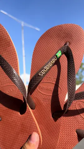 🟤 LANÇAMENTO! A nova Havaianas Brasil marrom chegou com tudo 😍🇧🇷 Estilo, conforto e aquele toque diferenciado pra quem gosta de se destacar nos detalhes! ✨ Já viu essa cor nova? 👀 Marca aqui quem vai amar essa novidade! #HavaianasBrasil #Lançamento #HavaianasMarrom #Viral #MundoDasSandálias  