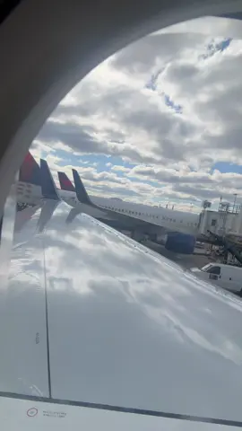 Finally heading out after a 3 hour delay! #atlantageorgia #atlantaairport #travel #deltaairlines #jetsetter 