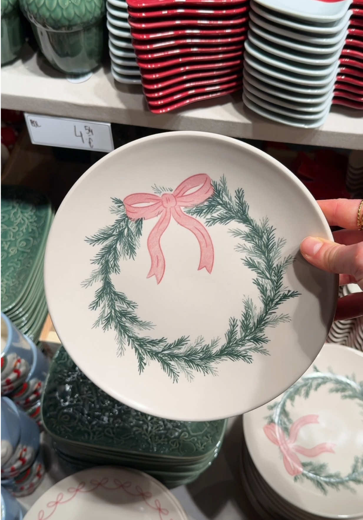 adresse déco 16🎄: @Søstrene Grene 💌 📍 Il y en a plusieurs en France ⭐️ L’adresse aesthetic par exception. Ici tout est joli, on se croirait vraiment dans un tableau Pinterest. En plus de la collection de noel il y a aussi des collections permanentes bcp trop canons.  💸 Très abordable (boule de Noël 2/3€, tasse 4,74€, bocal en verre 5,44€…) #adressedeco #paris #boutique #deconoel #noel