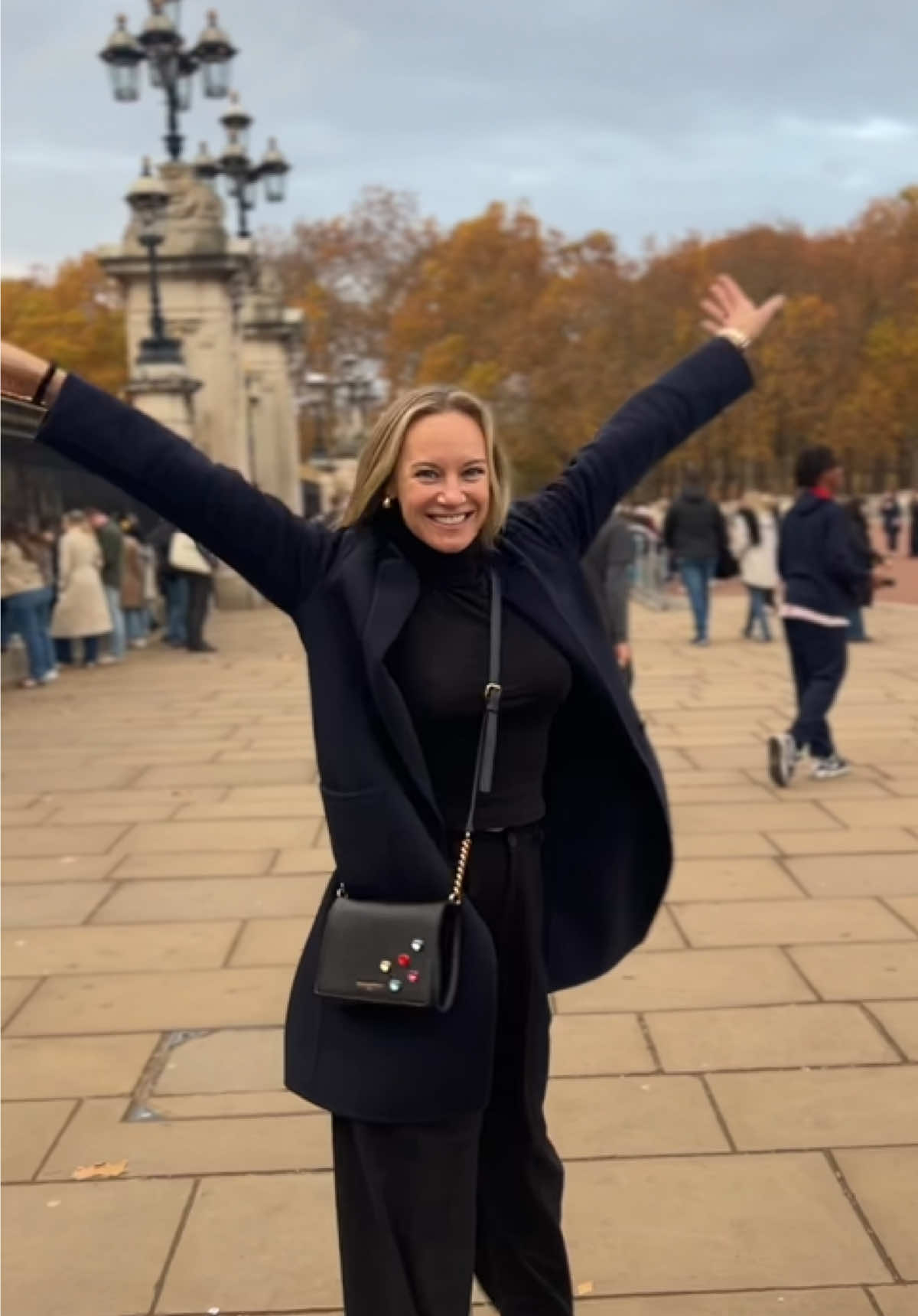 Came. Sipped tea. Did a scavenger hunt. Fell in love with London (again). 💅🫖 #london #travel #funtimes 