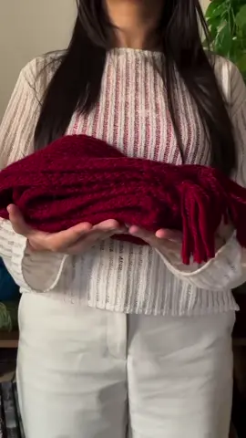 > 🧣 سكارف أحمر بإحساس دافي ولون جذاب ❤️ شغل إيدي بكل حب وتفاصيل ناعمة ✨ سكارف الأحمر السعر 15 الف  والتوصيل داخل بغداد 5الف ✨️🩶 للطلب راسلوني عالخاص 💌 #الكروشيه_أعمالي #شغل_ايدي #الكروشيه #حياكة_عراقية #الكروشيه_أعمالي 