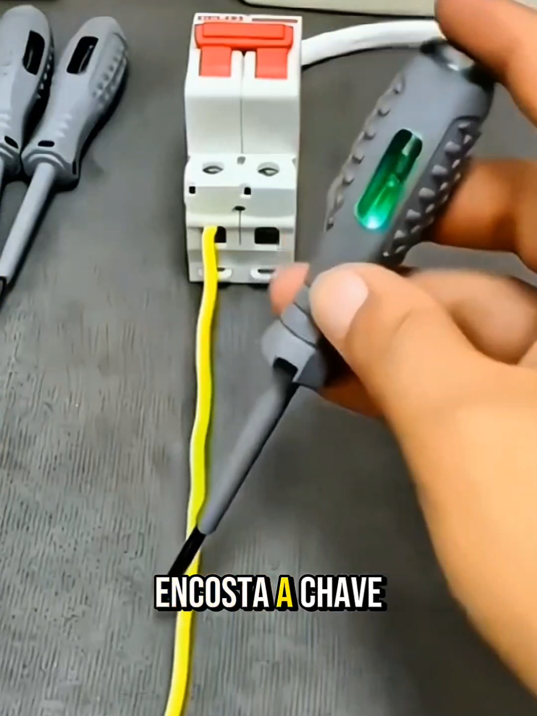 Nunca mais fique no escuro! ⚡ A chave que todo eletricista precisa! 🔧🔥 #eletrica #ferramenta #DIY  #luz  #utilidade 