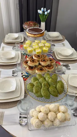 İstersen dünyalar senin olsun, malın mülkün çok olsun… Ama eğer misafir ağırlamayı sevmiyorsan, o sofranın da o evin de bereketi olmaz. Çünkü bereket, paylaştıkça çoğalır, nasip, gönülden gelen bir misafirle girer eve. 💛 Paran olmasa da fark etmez, Bir dilim ekmeğini bölüşebiliyorsan, en zengini sensin aslında. 🍞💫 Misafirin duası, evin huzuru, yüreğin sıcaklığı gibisi yok… Bu güzel tariflerin hepsi sayfanda mevcuttur bakabilirsiniz😊 #keşfet