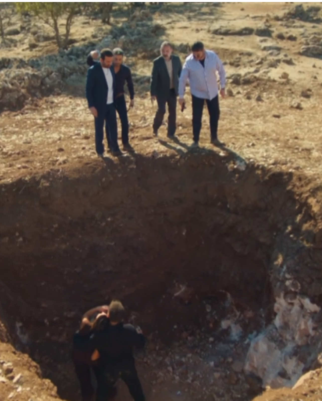 “O, karanlığa mahkum bir zavallı.” 💥 #UzakŞehir #AynaYapim @Kanal D @Ay Yapım #Neizlesem #türkdizileri #turkishseries 