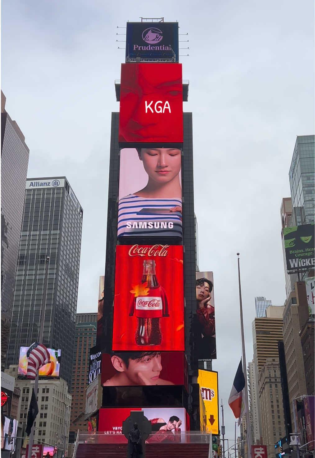 🫠 HIS FACE LOOKING OVER TIMES SQ NYC WOW ❤️‍🔥 #kimtaehyung #V #nyc #bts #tirtir 