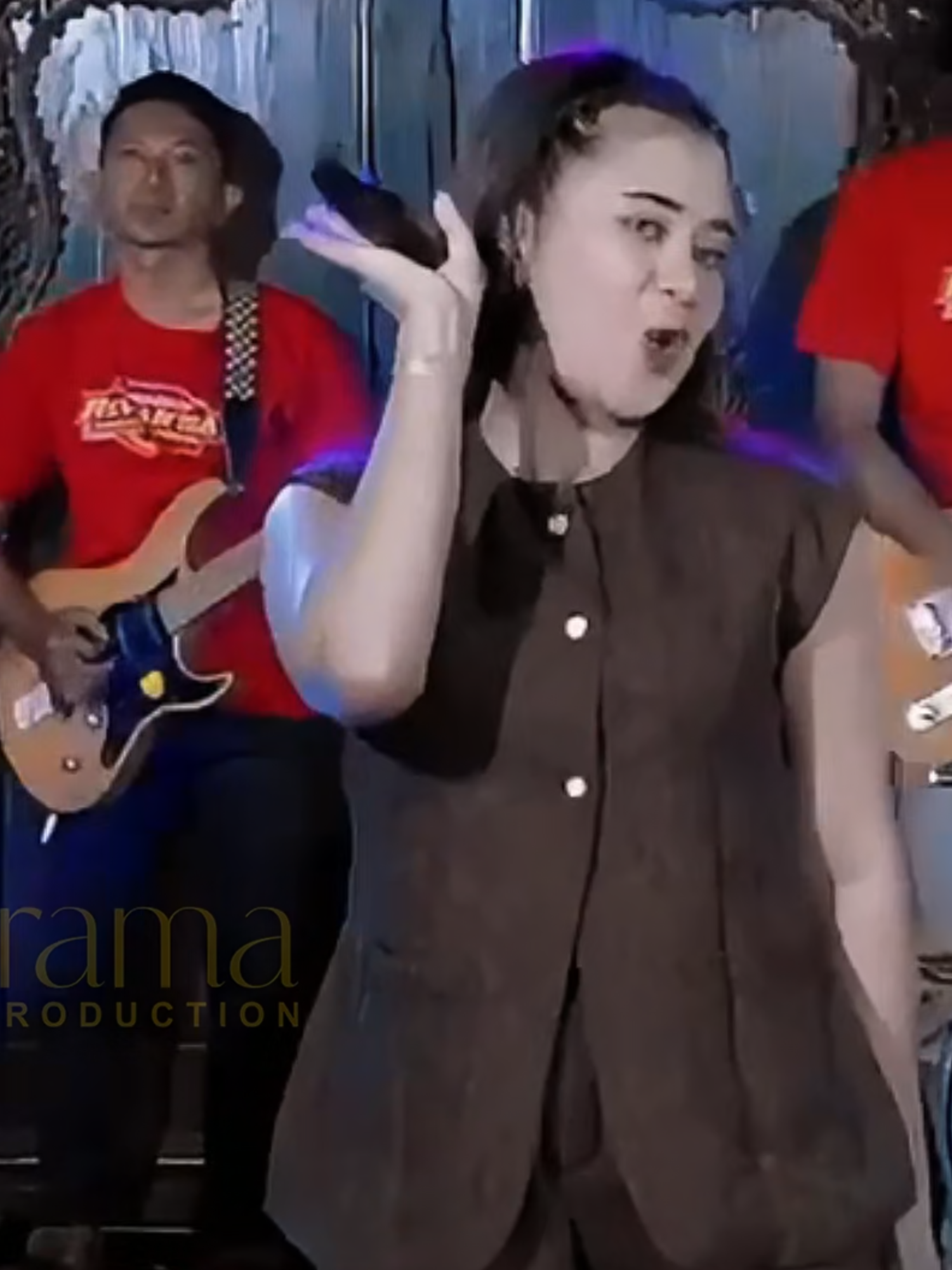 “Aku pamit undur diri…” Ora gampang ninggal, tapi kudu tak lakoni mergo wis ora ana dalan maneh 🌧️ Kadang keikhlasan itu bukan karena rela, tapi karena sadar… bertahan justru lebih menyakitkan daripada pergi. #kalahsaing #kudunurut #vidiaantavia #ronalddewa #revansaindonesia #dangdutterbaru #dangdutkoploterbaru #campursari #campursariwonogiri #wonogiri #iramaproduction #laguviraltiktok