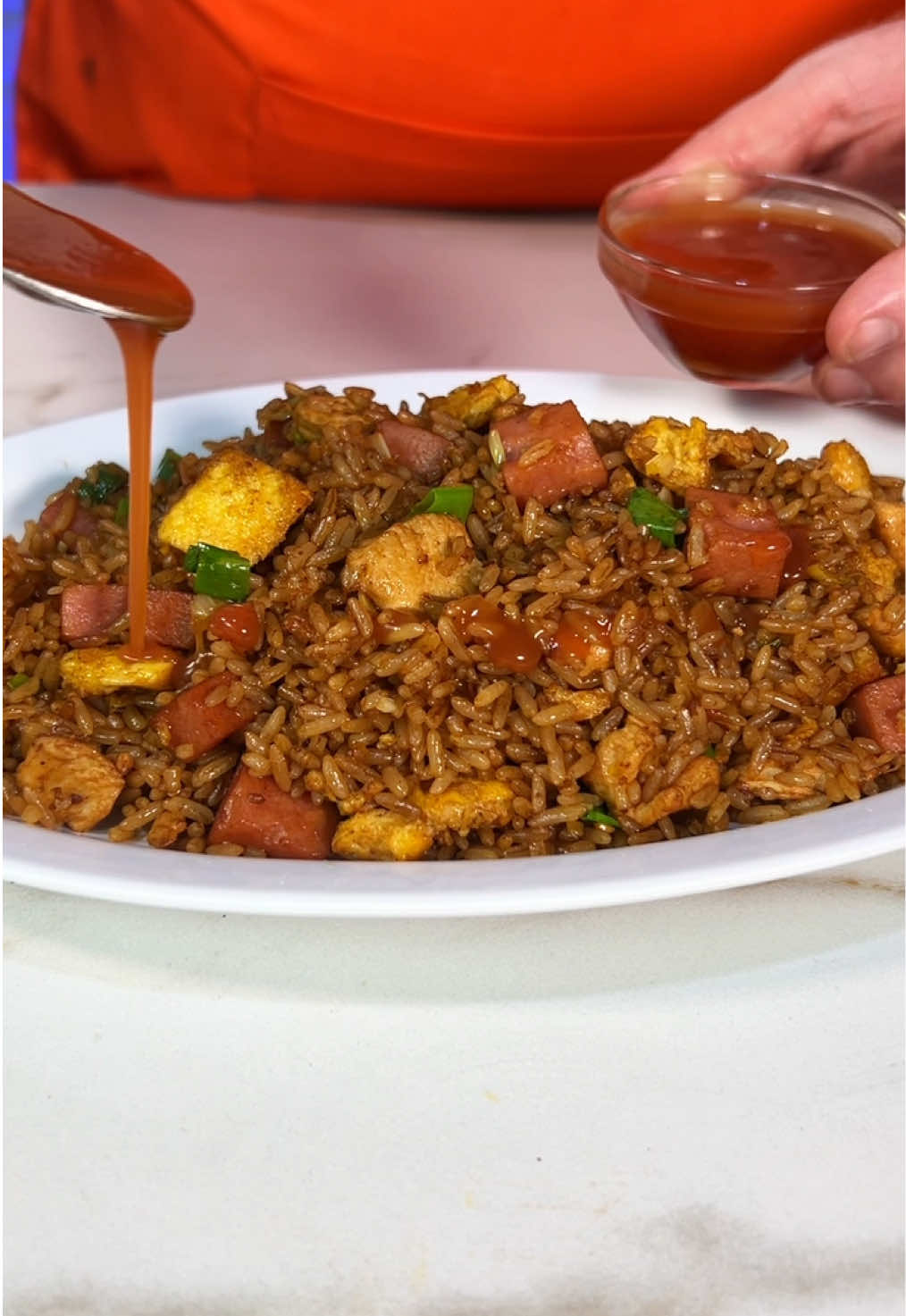Arroz chino al mejor estilo venezolano acompañado de una buena salsa agridulce mejor imposible! Lo complementamos con unos cubos de mortadela de pollo de mi gente de @jamonarichuna excelente precio y la mejor calidad 🔥 #arrozchino #pollo #salsa #Receta #comidacasera