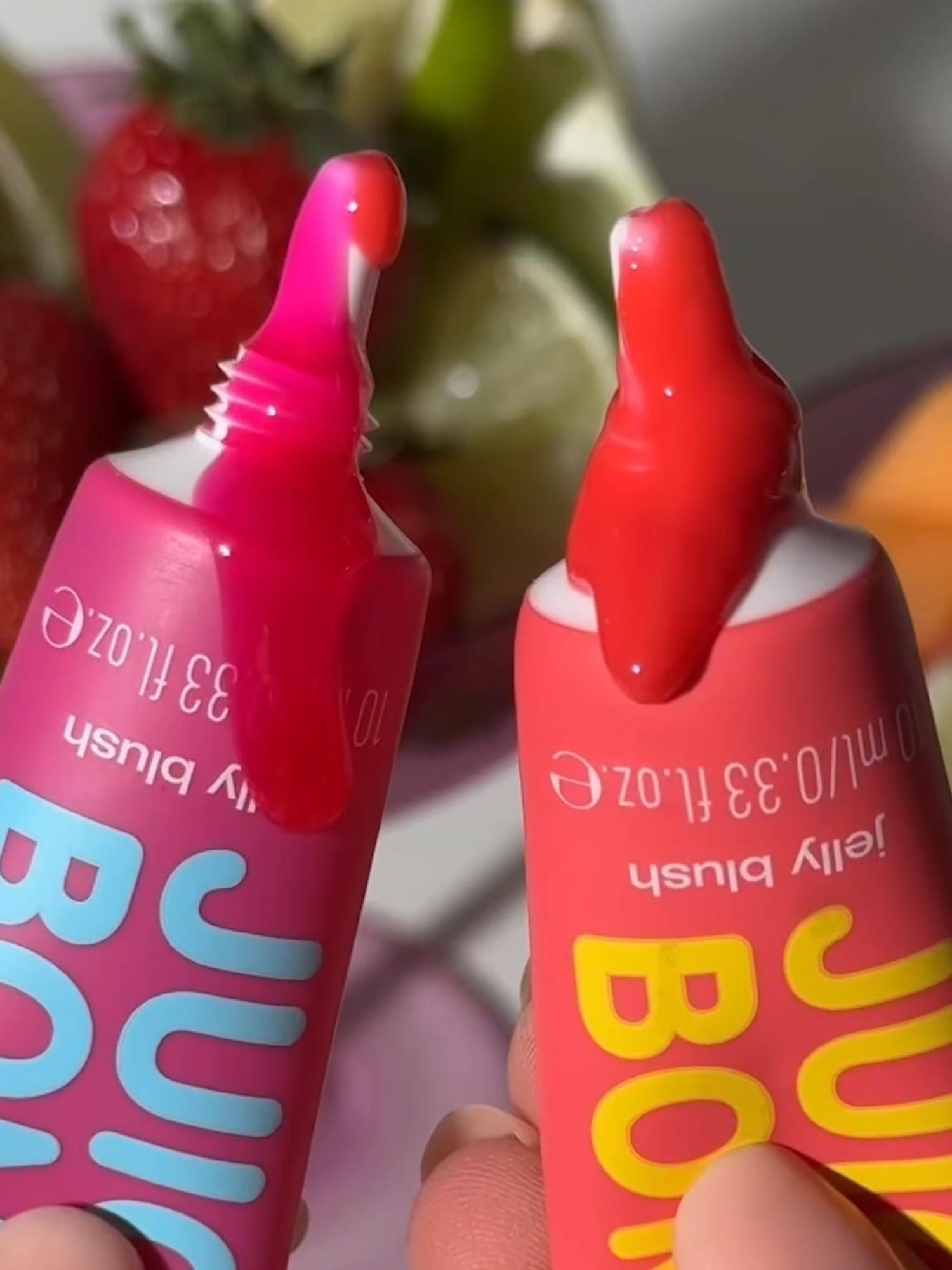 Se o dia pede leveza e cor, a resposta é: #JuicyBombParty 💋 Você é mais do lip oil ou do blush jelly? Disponível em: Época Cosméticos, Beleza na Web, Shopee, Mercado Livre e Amo Beleza #essence #essencebrasil #meufavoritoessence #juicybombparty  #oleolabial #maquiagem #make #JuicyBombGloss #PartyReady #GlowyMakeup