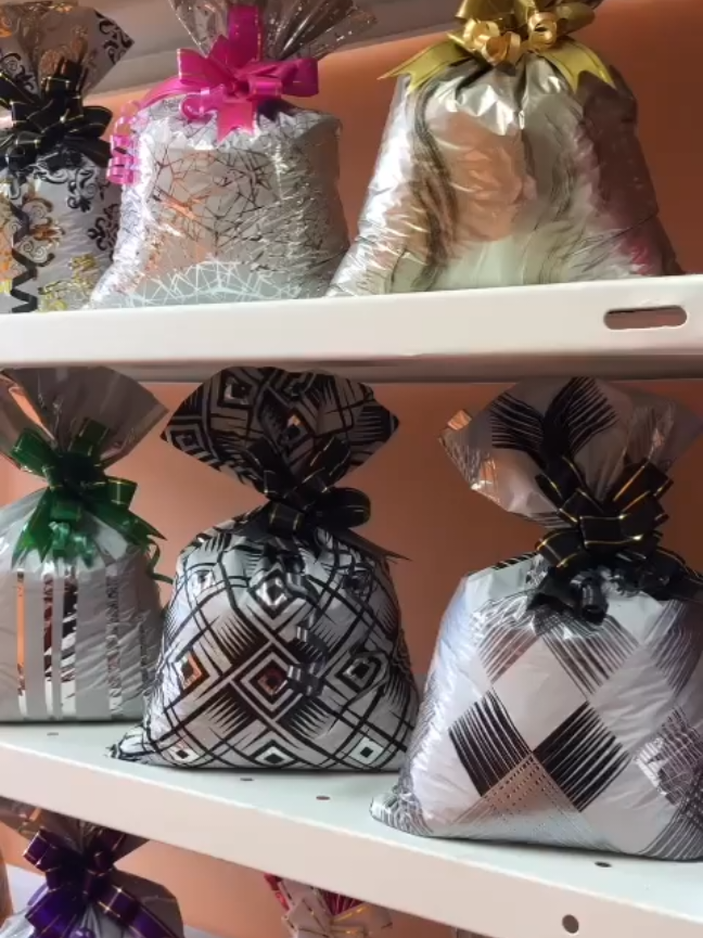 _Final de ano chegando , vai presentear a família? Esses sacos para embrulhar  presente é perfeito e com preço top demais ❤️._   *Sacos de presente BOPP Metalizado 30x44cm 50 unIdades por R$37,59 - R$49,59.*   https://s.shopee.com.br/2g3E4WO9Yg?share_channel_code=1