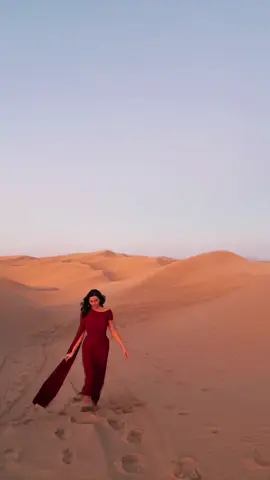 POV: you’re stuck in the bottom of an hourglass with me ⌛️ 😂 can’t wait for yall to see this shoot we did out in Cali 🖤 #sanddunes #california #photoshoot #hourglass 