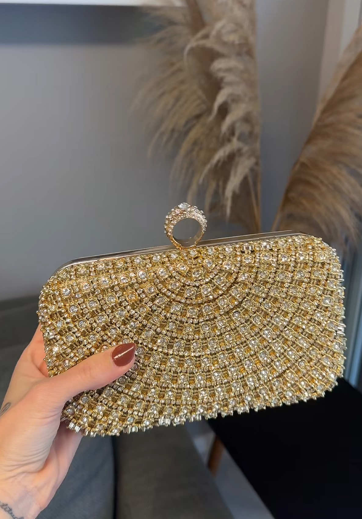 Que bolsa PERFEITA!! 🤌🏼✨Uma verdadeira jóia amigas! Aproveitem para garantir - tem no prata e dourado! Eu estou apaixonada! #bolsa #clutch #TikTokShopBlackFridarBR 