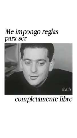 y aunque no sea una restricción formal de Oulipo, la restricción de George Perec al escribir Un hombre que duerme, consistiría más bien en una restricción narrativa, porque contar la historia de un chico de 25 años que renuncia a la acción como forma de rebeldía existencial tiene cierta magia y complejidad, porque es eso, al fin y al cabo, no hace nada
