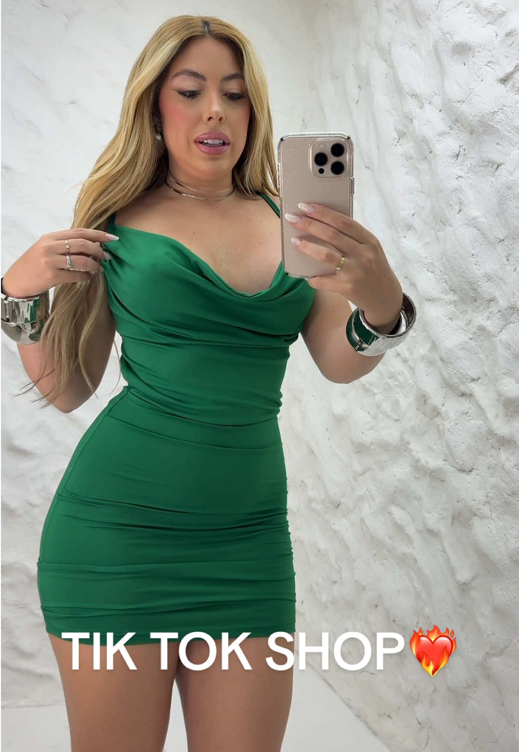 VESTIDO VILLAGE 💚 Reposição feita com sucesso, desse modelo que já é sucesso em nossa loja ! E o valor dele ? MELHOR AINDA  Você ainda não garantiu o seu modelo de final de ano? Aqui na TÃO, você encontra esse e muitos outros modelos a partir de R$22,00! Feche já seu pedido ! Já disponível em nosso SITE, ONLINE E BANCA ! Link na bio! Enviamos para todo Brasil 🇧🇷  Tecido suplex  Tamanho unico  #tiktokshop #foryoupage #natal #fyp 