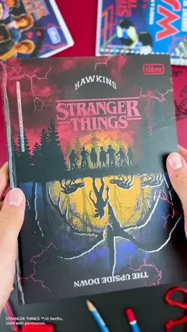 Entre uma aventura em Hawkins e um mergulho no Mundo Invertido, nada melhor do que ter um caderno pronto para registrar cada mistério! 👾✨ Anote suas ideias, planos secretos ou até estratégias do Hellfire Club nesses modelos inspirados em Stranger Things. 📓 Detalhes incríveis. 🌌 Direto do Upside Down para o seu dia a dia. 🔥 Prontos para acompanhar você em qualquer dimensão! #StrangerThings #Netflix #Tilibra #Cadernos #HellfireClub    