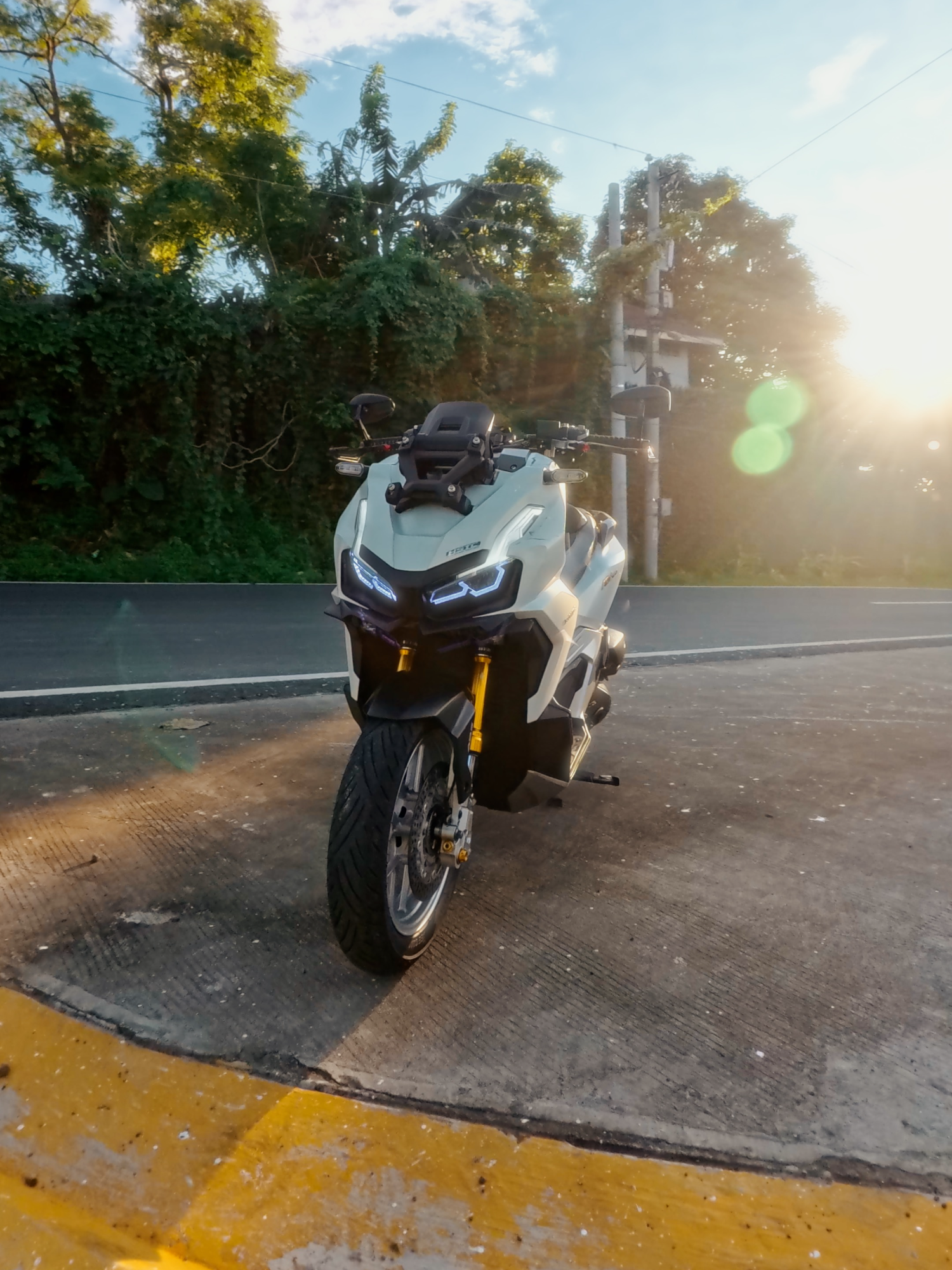 Bro can’t stop vibin’ with my ADV 😭💙 #pocoyo #adv160 #white #foryou #viral #vibes #relatable #foryoupage