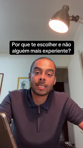 Se o recrutador te pergunta por que deveria te escolher e não alguém mais experiente, não é provocação. É teste de maturidade. A maioria trava. Pede desculpa. Ou tenta desmerecer quem tem mais anos de carreira. Tudo errado. O jogo é outro: mostrar que experiência ajuda, mas impacto vence. #carreira #entrevistadeemprego #entrevista #processoseletivo #dicasprofissionais 