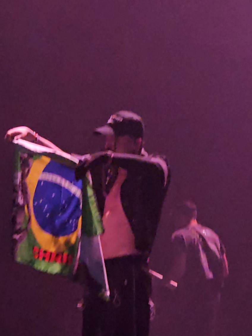 que momento histórico 🔥✨️ @CHASE ATLANTIC @yasmin  #bangchan #chaseatlantic #foryoupage #bandeira #show 