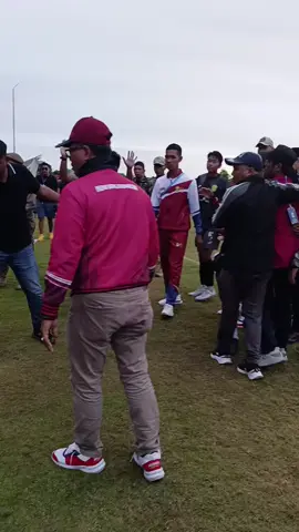 kada kataguran lagi,waktu main biasa aj,setelah waktu habis kok malah ngamuk nyalahkan wasit,kan lucu 😃