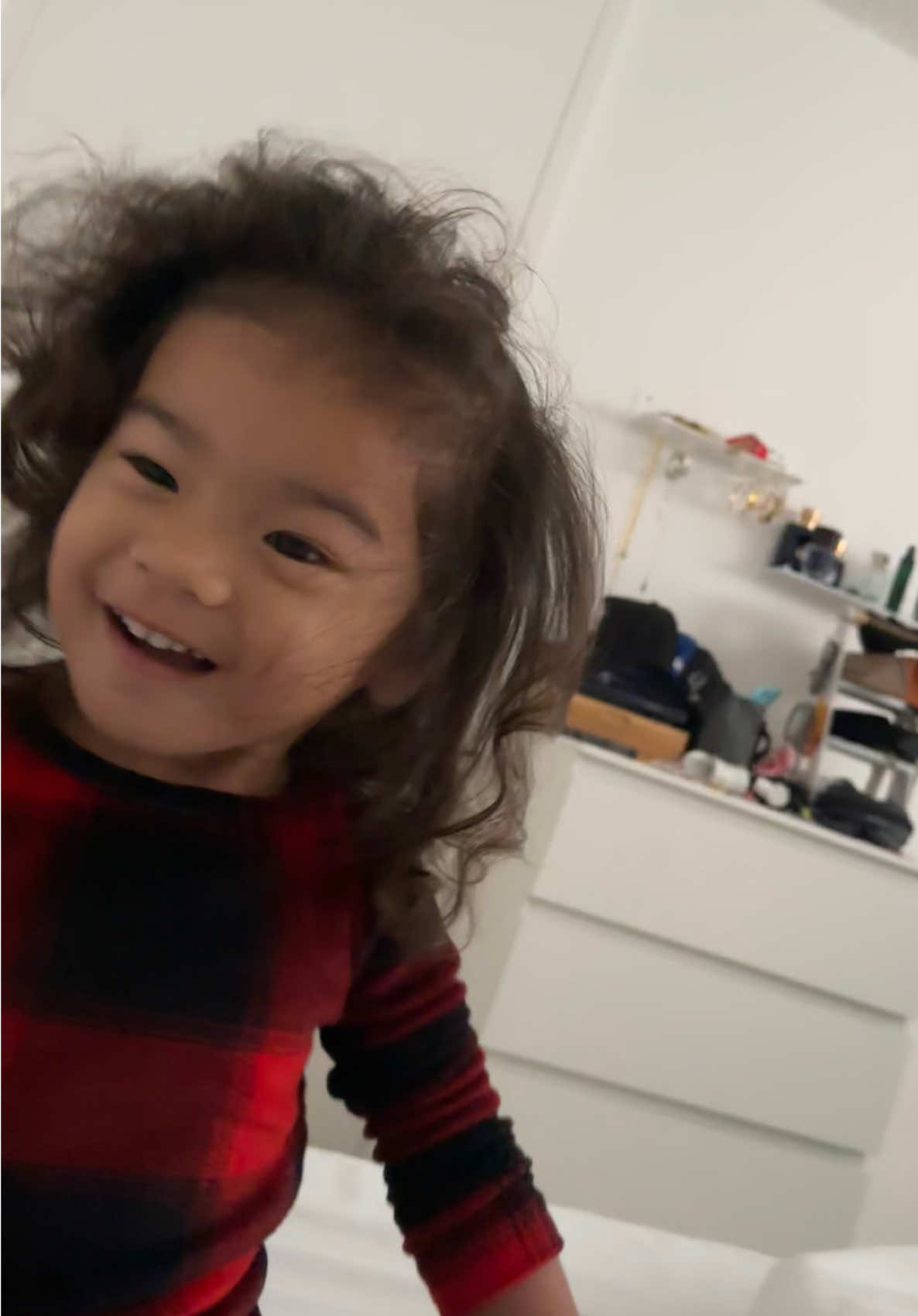 The convo we have as soon as she wakes up🤭😂 #toddlersoftiktok #morningroutine #fyp #MomsofTikTok 