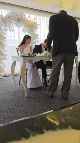 Respuesta a @CaryTheQueenCake💜  Este es el detrás de cámaras de mi día favorito 🥹 jajajaja me da un poco de pena pero aquí está 🫣🤪 #bodacivil #boda #detrasdecamaras #esposos #fyp 