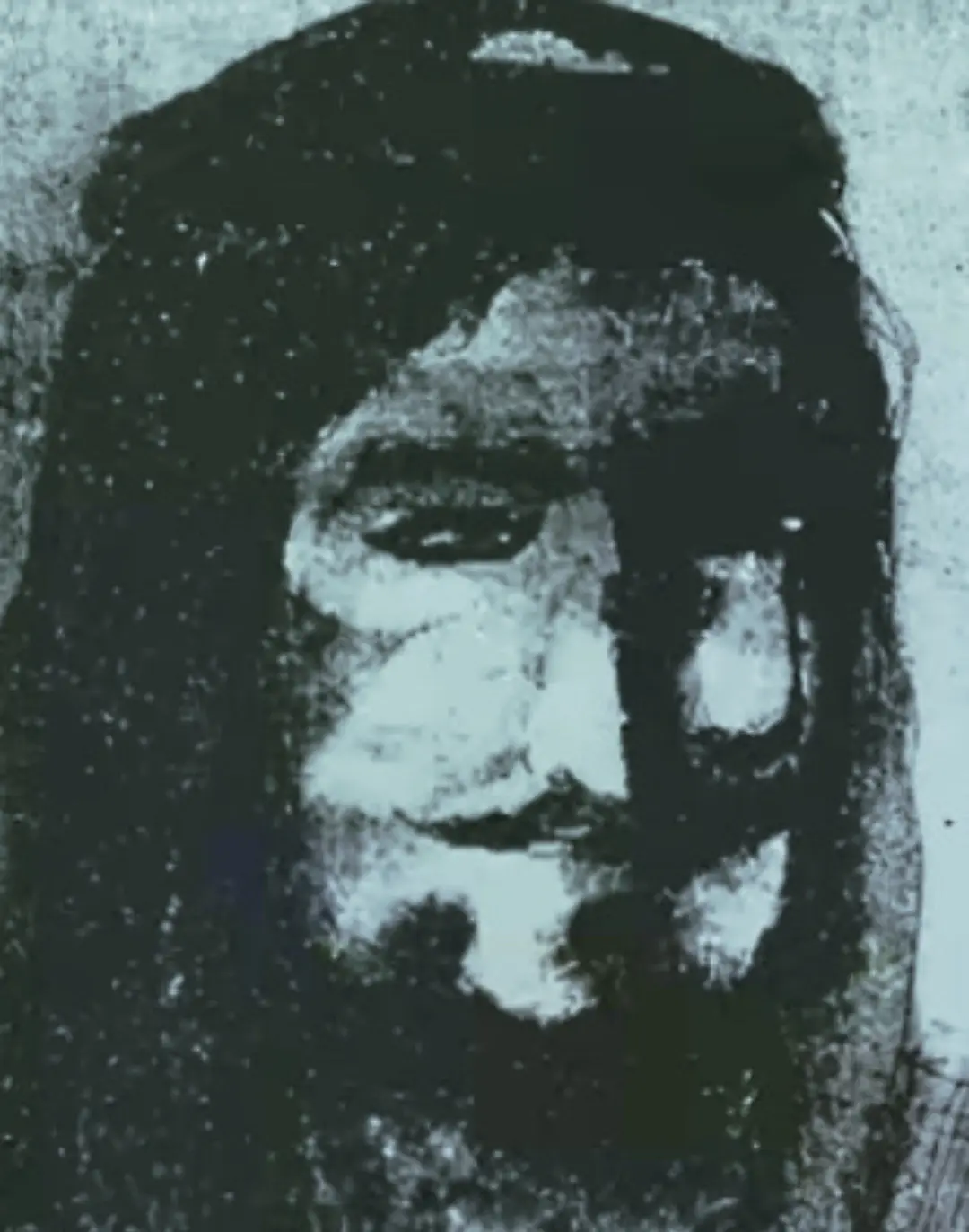 قصة البيت الشهير  البيت ما يُبنى بلا عمدٍ وإطناب متى يجينا عقاب يبني لنا البيت تحكي هذه القصة عن الشيخ سعدون العواجي أحد أمراء قبيلة عنزة وكان من كبار فرسانها وشجعانها المعروفين بالكرم والمروءة والقيادة تزوّج من فتاة عنزية كريمة الأصل كانت تسكن مع أهلها في بلاد الشام فأقام معها فترة من الزمن ثم عاد إلى ديرته وتركها عند أهلها ومعها ولداه عقاب وحجاب ومع مرور الأعوام طمع ابن عمه شامخ في الإمارة بعد أن ظن أن سعدون لا أبناء له من صلبه رغم أنه كان يسمع عن ولد له في الشام يُدعى عقاب عُرف بين القبائل بشجاعته النادرة وفروسيته الفذة حتى لُقِّب بـ معكوف الشوارب لما كان عليه من المهابة والرجولة اجتمع شامخ مع بعض رجال القبيلة وانقلب على ابن عمه واستولى على إمارة القوم وأصبح هو الأمير بدلًا من سعدون فحزن الشيخ على حاله بعد عز وسؤدد وضاق صدره بالهم والذل بعد أن كان سيد القوم ولما اشتد عليه الضيم بعث برسالة إلى ولديه عقاب وحجاب في الشام بعدما بلغا مبلغ الرجال يطلب نجدتهما ويستنصر بهما على ما أصابه وكانت الرسالة في أبيات مؤثرة نظمها الشيخ سعدون العواجي قائلًا ياراكبًا من عندنا فوق مهذاب مأمونٍ قطاع الفيافي إلى أنويت عند الفضيلة عدّ يومين بحساب أول قراهم قول يا ضيف حييت حرٍ صغيرٍ وتوّ ماشق له ناب عقب القِرا ودّع رجالٍ لهم صيت وإليا ركبته ضربه خلّ الأجناب وانحر لنجم الجدي إن كان مديت واسلم وسلّم لي على عقاب وحجاب سلّم على مضنون عيني إلى ألفيت بالحال خص عقاب فكاك الأنشاب ينجيك كان إنك عن الحق عديت قل له ترى شامخ شمخ عقب  ما شاب يا عقاب والله ذلّلوني وذلّيت يا عقاب حدّوني على غير ما طاب قالوا تودر من ورا الماء وتعدّيت من عقب ما إني سترهم عند  الأجناب وإليا بلتهم قاله ما تتّقيت مادام شامخ مالك جرد الأرقاب لو زين الفنجال لي ما تقهويت يا عقاب حطّ بثومه القلب مخلاب من العام في نوم العرب ما تهنيت الجفن عن نوم الملا فيه نتاب وعدّ الطعام مدوس به حلاتيت عقب المعزة صرت يا عقاب مرعاب والناس حيّين وأنا عقبكم ميت فاتن ثلاث سنين والنوم ما طاب شكواي من صدري عبارٍ وتناهيت البيت ما يُبنى بلا عمدٍ وإطناب متى يجينا عقاب يبني لنا البيت مالي جدا إلا عظه البهم بالناب وراعيت كثر الحيف بالعين واغضيت أرجو بشير الخير مع كل هبّاب متى يجون أخوان نمشي على الصيت وحين وصلت الرسالة إلى عقاب وحجاب لم يترددا فشدا ركائبهما مسرعين إلى ديرة أبيهما الشيخ سعدون وفي ذلك الوقت كان شامخ قد أمعن في إذلال سعدون حتى أنه لم يكن يسمح لإبله أن ترد الماء إلا بعد أن ترد جميع إبل القبيلة إمعانًا في الإهانة والتحقير وصل عقاب مع الصباح فرأى إبل أبيه تنتظر بعيدًا عن المورد حتى ترد سائر الإبل فأرسل أخاه حجاب ليبني بيت أبيهما وقال لراعي الإبل أن يوردها على الماء فقال الراعي بخوف ظاهر إن وردتها يا عقاب الأمير شامخ سيقتلني فقال له عقاب بثقة وثبات لا تخف وردها وأنا بوجهك إن جاءك فورد الراعي الإبل بأمر عقاب وجلس عقاب عند المورد يرقب ما سيحدث ولم يلبث أن أقبل شامخ فلما رأى إبل سعدون ترد الماء اشتد غضبه ورفع عصاه ليضرب الراعي فاعترضه عقاب وبرز أمامه فعرفه شامخ من هيئة شواربه ومن مهابته فما وجد مخرجًا إلا أن رمى بنفسه في البئر خوفًا من سيفه قال له عقاب اصعد من البئر فقال شامخ لا أخرج إلا إذا عفوت عني فقال عقاب الذي يعفو عنك هو سعدون لا أنا وفي تلك اللحظة وصل الشيخ سعدون العواجي إلى المورد بعد أن أخبره حجاب بما جرى فوجد ولده عقاب واقفًا وشامخ في قاع البئر يرجوه العفو فقال سعدون قد عفوت عنه فأخرجوه من البئر فقال له عقاب شد عن الديرة ولا تعد إليها أبدًا فامتثل شامخ للأمر ورحل ومعه أهله وحلاله وبذلك عادت إمارة القبيلة إلى صاحبها الشرعي الشيخ سعدون العواجي الذي عاش بعد ذلك مكرمًا مرفوع الرأس وقد رد الله إليه مكانته وهيبته بين قومه  #عنزه #شمر #اكسبلورexplore #غلباءً 