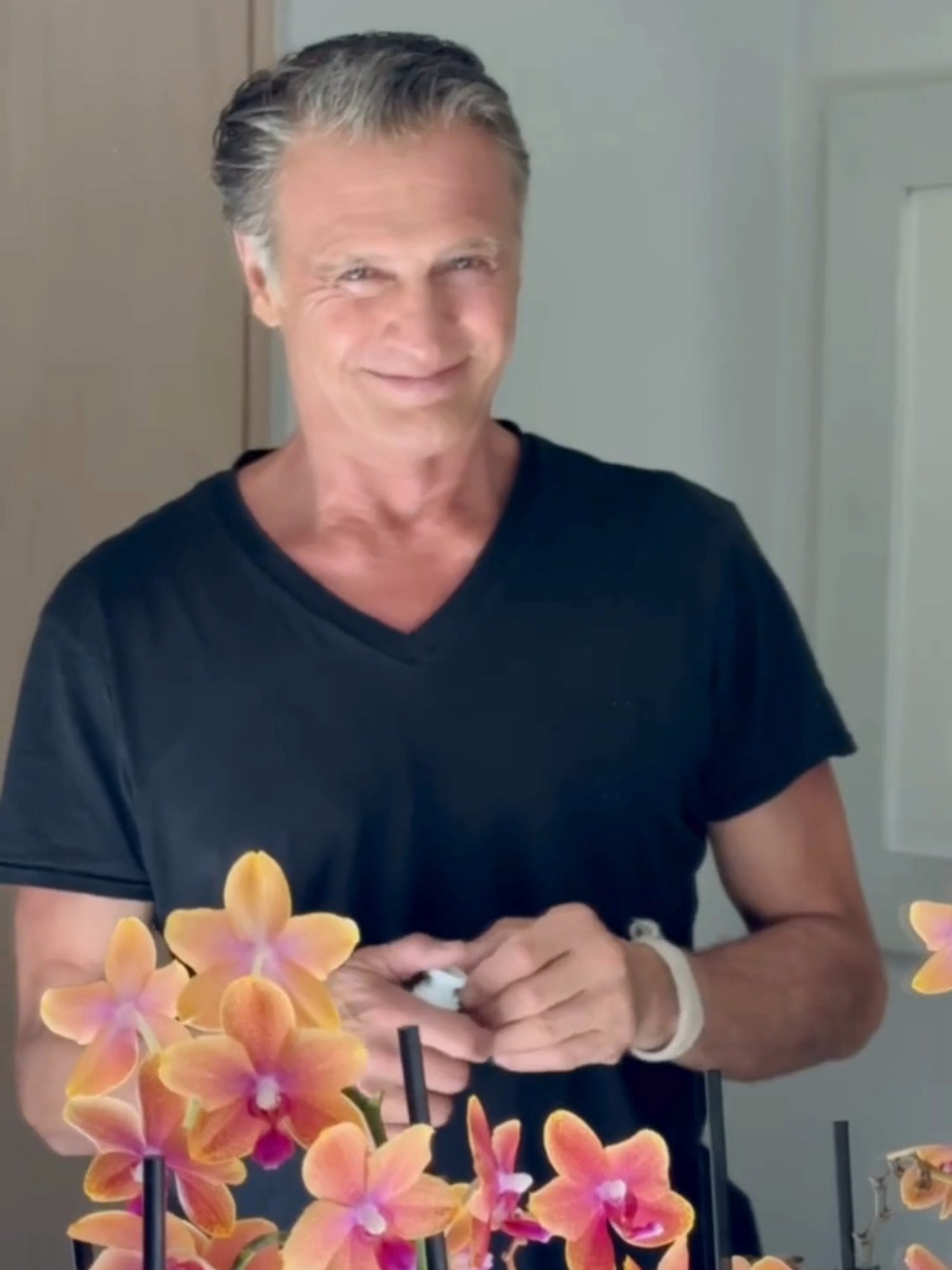 Juan Soler ya luce Naturalmente Radiante con nuestro Tratamiento Facial en Gel.  Aprovecha próximamente el Buen Fin donde nuestras cremas contarán con un descuento especial. #Skincare #CremaHidratante #Cuidadodelapiel #Aftershave