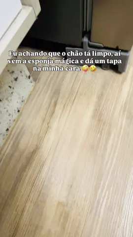Você já testou essa esponja mágica? Resolvi testar aqui no meu piso vinilico e me surpreendi 😱 #ficaadica #donadecasa #limpeza #esponjamagica #limpar     