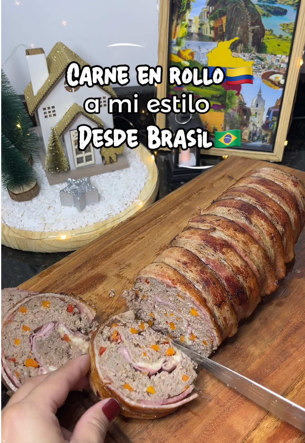 CARNE EN ROLLO🇨🇴 Ingredientes: • 2 kg de carne molida • Tocineta (al gusto) • 4 dientes de ajo  • 1 zanahoria • 1 pimentón rojo • 4 cucharadas de pan molido • 1 cucharadita de laurel en polvo • 1 cucharadita de orégano • 1 cucharadita de tomillo • ½ cucharadita de pimienta • Sal al gusto • Queso mozzarella • Jamón Lleva al fuego durante 1 hora y 30 minutos, luego pásala a un sartén y dóralo por todos los lados para darle ese toque doradito. #colombia #comidacolombiana #brasil #diciembre #fyp 