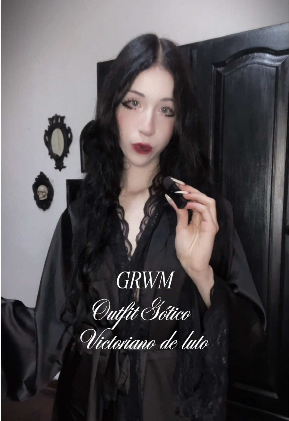 Arréglense conmigo edición luto victoriano ⚰️🕯️ Algo fascinante sobre esta época de la historia es el cómo esta sociedad trataba el luto, y eso fue una gran influencia para el desarrollo de la subcultura gótica.  ¿Qué les pareció el look final? 🥀 #victoriangoth #grwm 