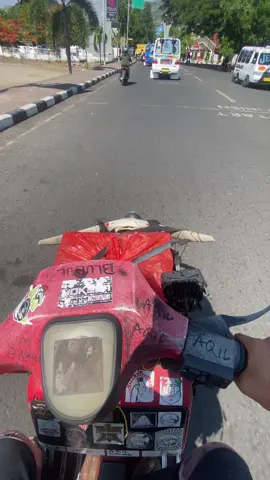 Satu vespa sejuta saudara.       Satu hari lagi meninggalkan pulau alor🥹 #vespa #vespaindonesia #saungadventuretapung #kelilingindonesia #jelajahnusantara #alor 