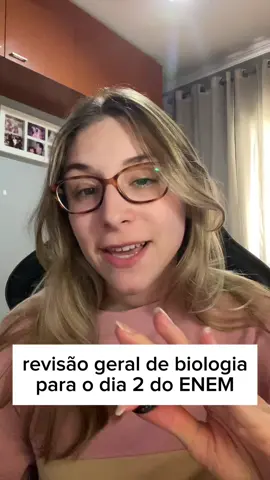 Revisão relâmpago dos temas mais incidentes de Biologia pro dia 2 do Enem 🔥 Genética, ecologia, bioenergética e ciclos — tudo o que mais cai, explicado de forma rápida pra você revisar comigo em menos de 3 minutos! Gostou das dicas? Me segue pra mais conteúdos como esse 💡 Perdi parte do vídeo durante a edição! No começo da parte das relações ecológicas, fica assim 👇 Relação ecológica é a relação entre os seres vivos. Ela pode ser intraespecífica (dentro da mesma espécie) ou interespecífica (entre espécies diferentes). Pode ser harmônica (benéfica pra ambos ou pra um deles) ou desarmônica (maléfica pros dois ou pra apenas um). ➡️ Mutualismo: pode ser obrigatório (sem ele, os seres não sobrevivem) ou facultativo (vivem separados, mas a relação facilita a vida de ambos). Na parte de bioenergética, antes dos ciclos, é isso 👇 Fotossíntese: CO₂ + H₂O → glicose + O₂ Respiração celular: quebra da glicose → ATP (“molécula de energia”) E o ciclo da água: evaporação → condensação → precipitação 🌧️ #enem2025 #biologia #fyp #viral #vestibular 