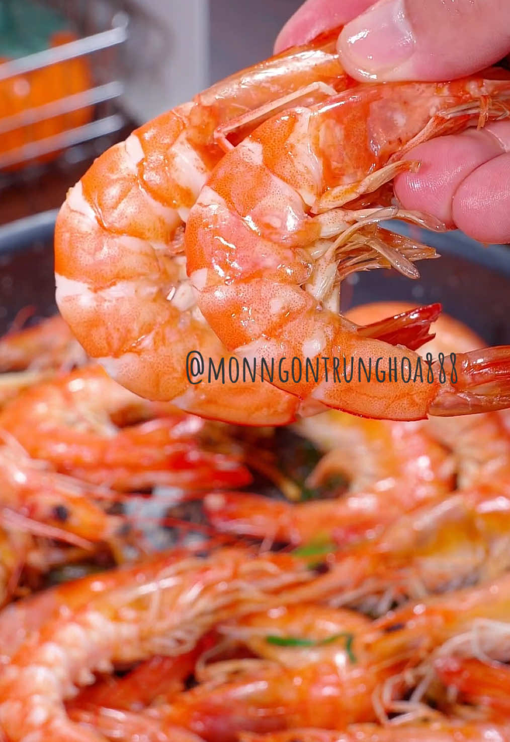 Mọi người chú ý nhé, đầu tiên hãy rắc một nắm muối hột xuống đáy nồi, sau đó lót một lớp hành lá cắt khúc và vài sợi gừng lên trên. Xếp đều tôm lên trên cùng, rắc thêm ít hạt tiêu và một lớp muối nữa phủ lên bề mặt. Chỉnh lửa vừa nhỏ, hầm trong 8 phút.#ngon #nauan #monngonmoingay #ănvặt #ănngon 