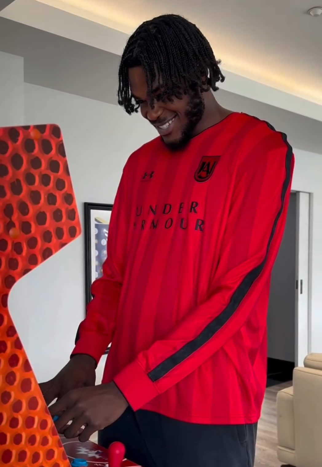 When your training partner’s basically an NBA Jam legend — @jarace. 👀🏀 Court’s open 24/7 — play online with the all-stars. 🔥 #arcade1up #retrogaming #gameroom #arcadegames #nbajam   